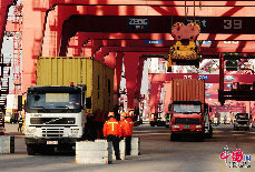 2013年12月10日，山东青岛前湾保税港区外贸集装箱码头堆放的集装箱。 （中国网图片库 俞方平摄影）