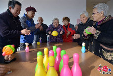 12月13日，刘彤和老人们在她的老年康复中心玩游戏。 (中国网图片库 封疆江摄影）  