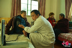 12月13日，康复中心配备有医生定期为老人们检测血压血糖等。(中国网图片库 封疆江摄影）  
