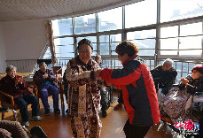 12月13日，刘彤和老人们在她的老年康复中心玩游戏。(中国网图片库 封疆江摄影）  
