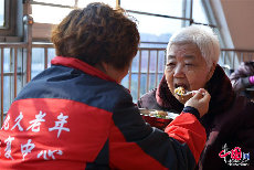 12月13日，劉彤在給83歲的患有阿爾茨海默病的袁秀蘭喂飯。(中國網圖片庫 封疆江攝影）