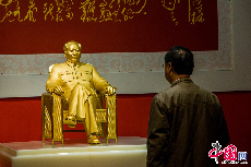 2013年12月13日，一尊重达50余公斤的毛泽东金像亮相深圳，图为毛泽东金像。  中国网图片库邓飞摄影  