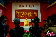 2013年12月13日，一尊重达50余公斤的毛泽东金像亮相深圳，图为毛泽东金像。  中国网图片库邓飞摄影  