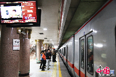 2013年12月16日，乘客在天安门西站地铁站内等待乘车。中国网记者 李佳摄影