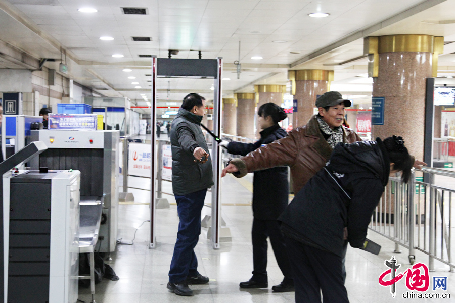 北京地铁设安检门 天安门东西两站率先执行[组图]