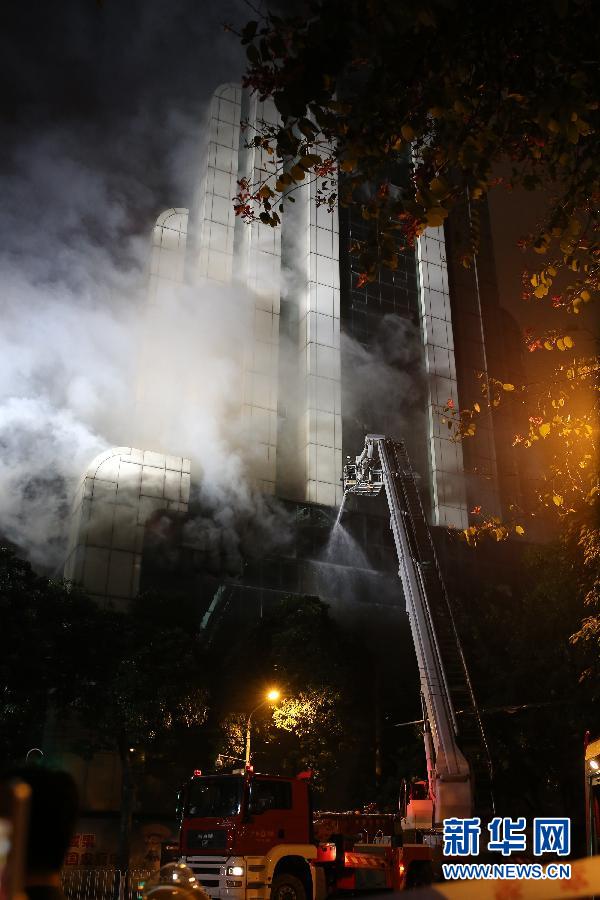 广州市中心一高层建筑起火组图
