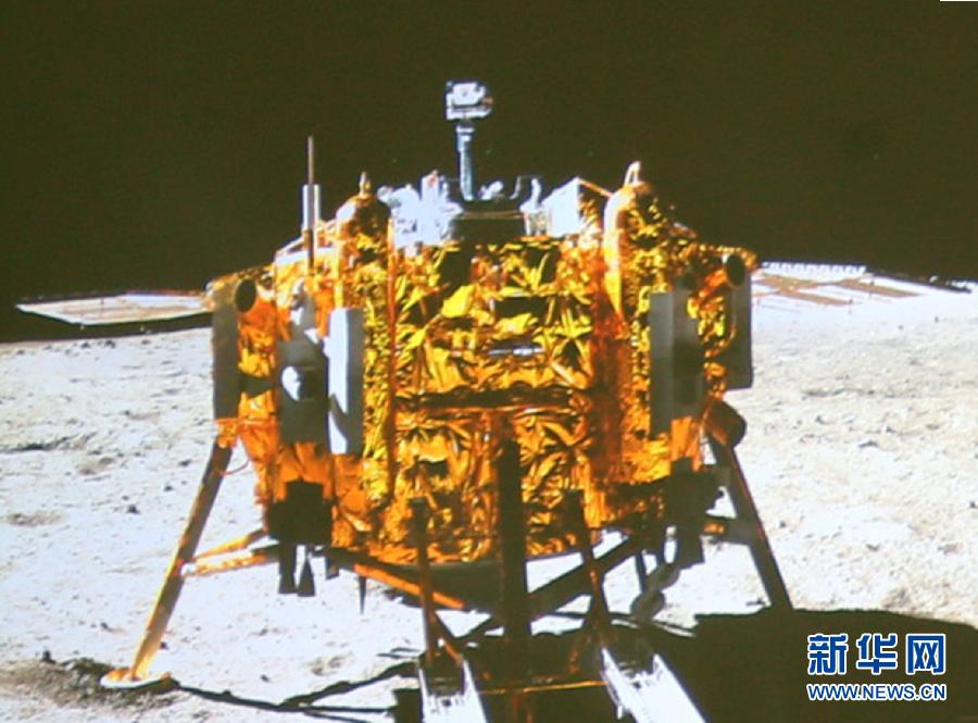 嫦娥三號著陸器和巡視器成功互拍 五星紅旗閃耀月球