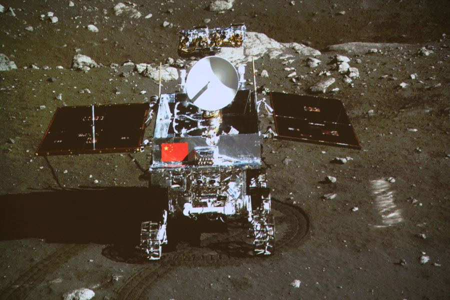 嫦娥三號著陸器和巡視器成功互拍 五星紅旗閃耀月球