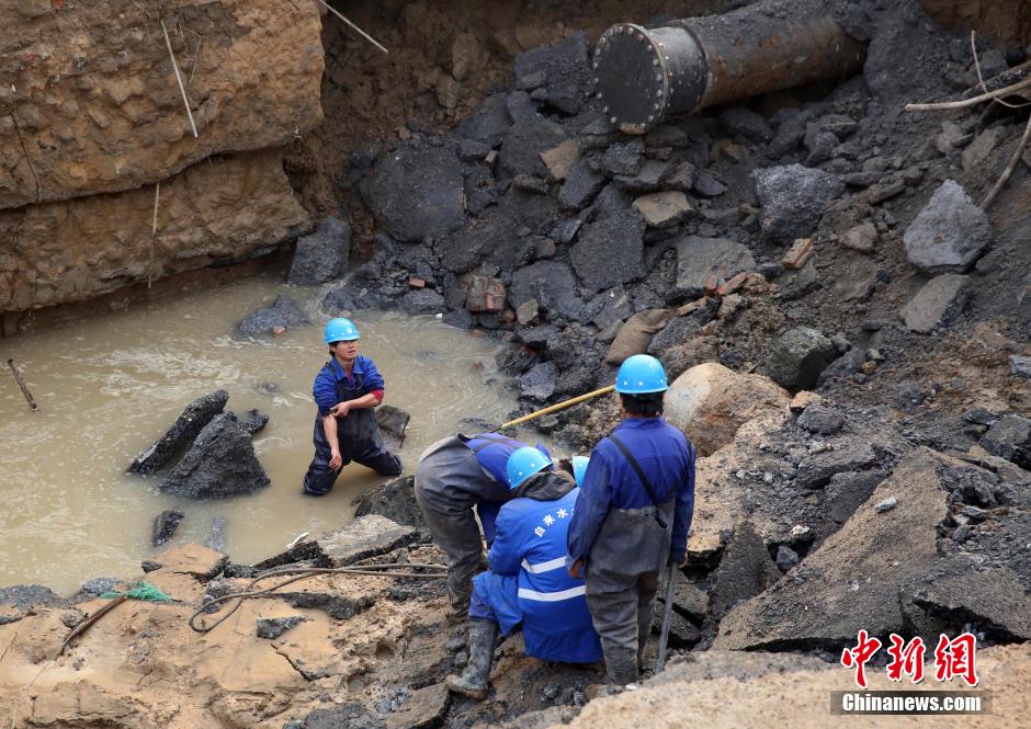 北京大郊亭桥辅路路面塌陷 现10米长深坑