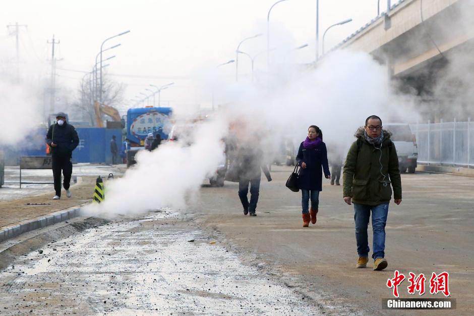 北京大郊亭橋輔路路面塌陷 現(xiàn)10米長深坑