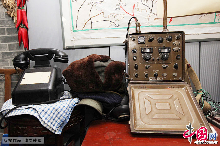 这部老式电台，在电影《英雄儿女》中出现过，这部电话机和《红灯记》里的一模一样。中国网图片库 澎湃 摄 
