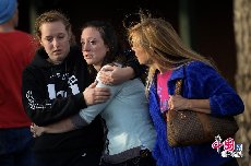 圖為17歲的珍妮（中）在她家人的陪伴下。攝影：Joe Amon/Getty Images/CFP