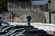 圖為槍擊事件後一名警官在校園內巡邏。攝影：Joe Amon/Getty Images/CFP  