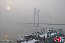 2013年12月17日，吉林省吉林市，大雾笼罩的松花江畔。中国网图片库 王明铭  