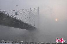 2013年12月17日，吉林省吉林市，大霧籠罩的松花江畔。中國網圖片庫 王明銘  