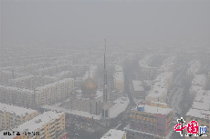 2013年12月17日，吉林省吉林市，俯瞰拍摄的雾霾笼罩下的城市建筑。中国网图片库 王明铭  