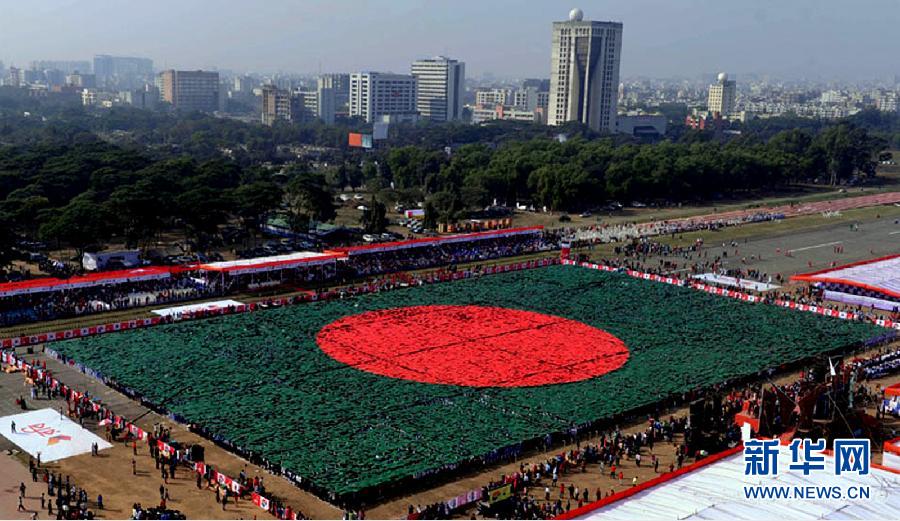 孟加拉国庆祝胜利日 众人试图拼建全球最大国旗