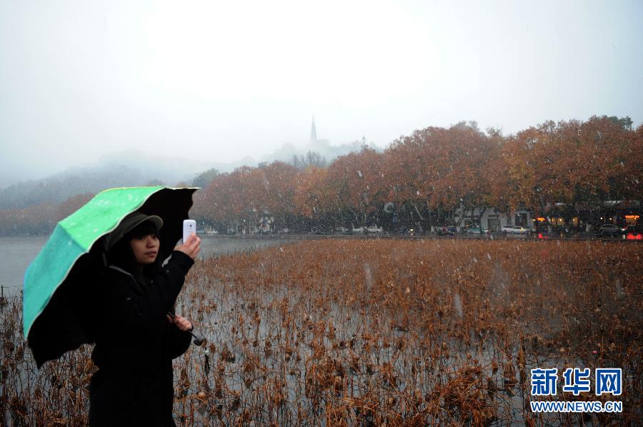 全國多地迎來今冬首場降雪 實拍西湖雪花紛飛美景