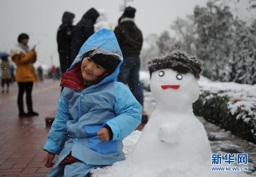 全国多地迎来今冬首场降雪 实拍西湖雪花纷飞美景