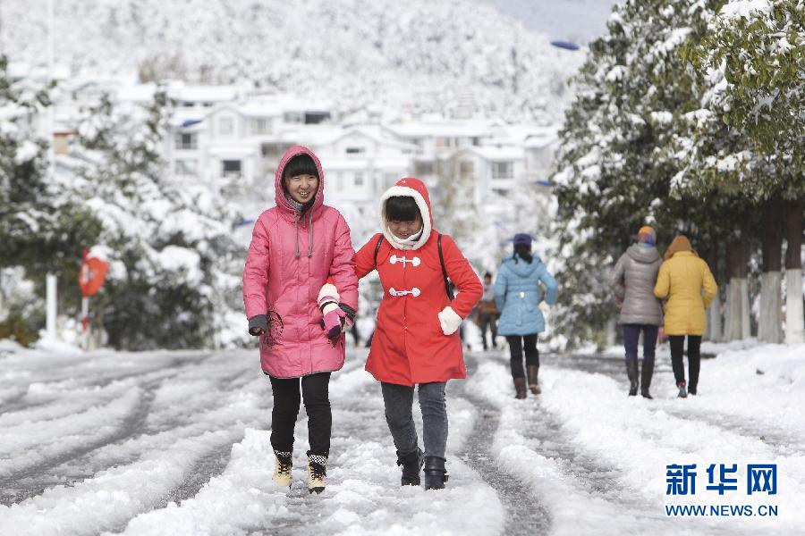 全國多地迎來今冬首場降雪 實拍西湖雪花紛飛美景