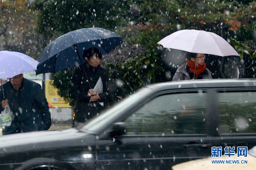 全国多地迎来今冬首场降雪 实拍西湖雪花纷飞美景