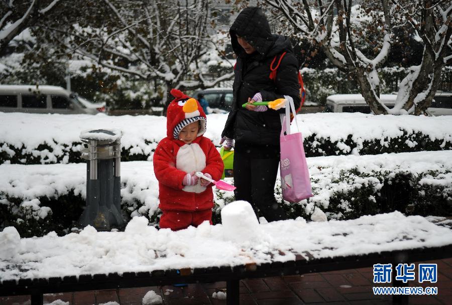 全国多地迎来今冬首场降雪 实拍西湖雪花纷飞美景