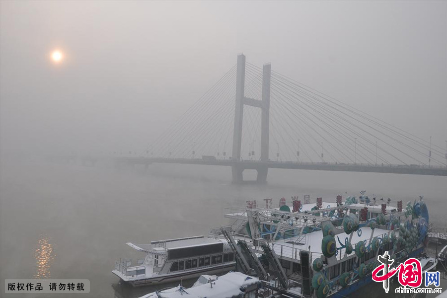 2013年12月17日，吉林省吉林市，大雾笼罩的松花江畔。
