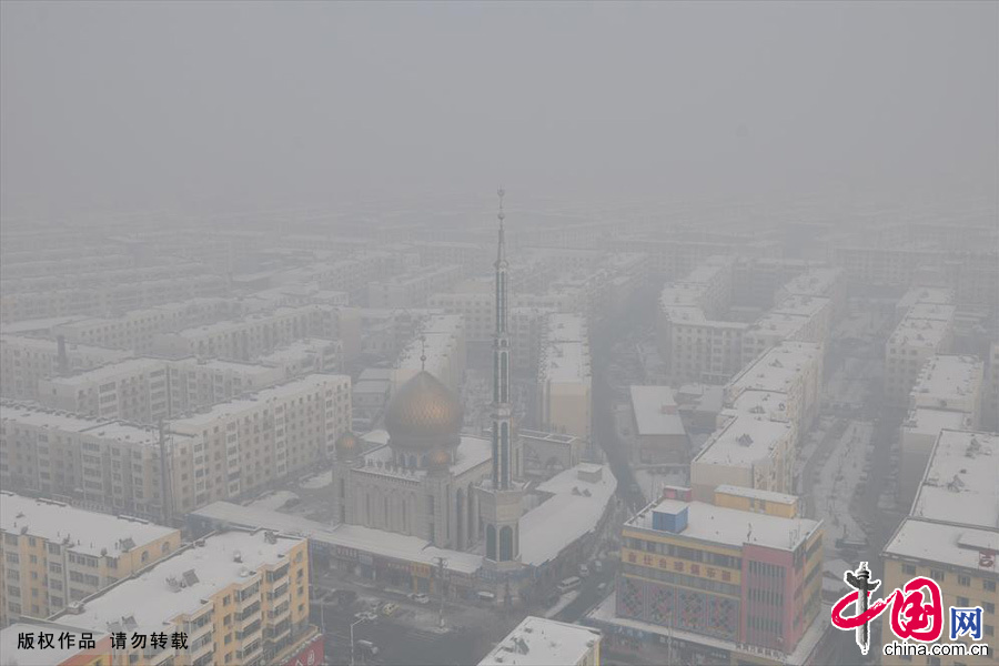 2013年12月17日，吉林省吉林市，俯瞰拍摄的雾霾笼罩下的城市建筑。