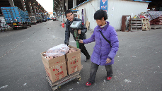 孙维革的事情感动了卖红薯的大娘，大娘亲自帮忙把购买的红薯运出大门。 中国网图片库 澎湃