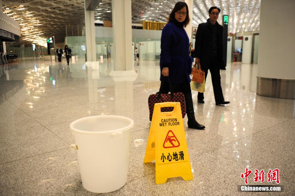 深圳机场新航站楼漏雨遇尴尬