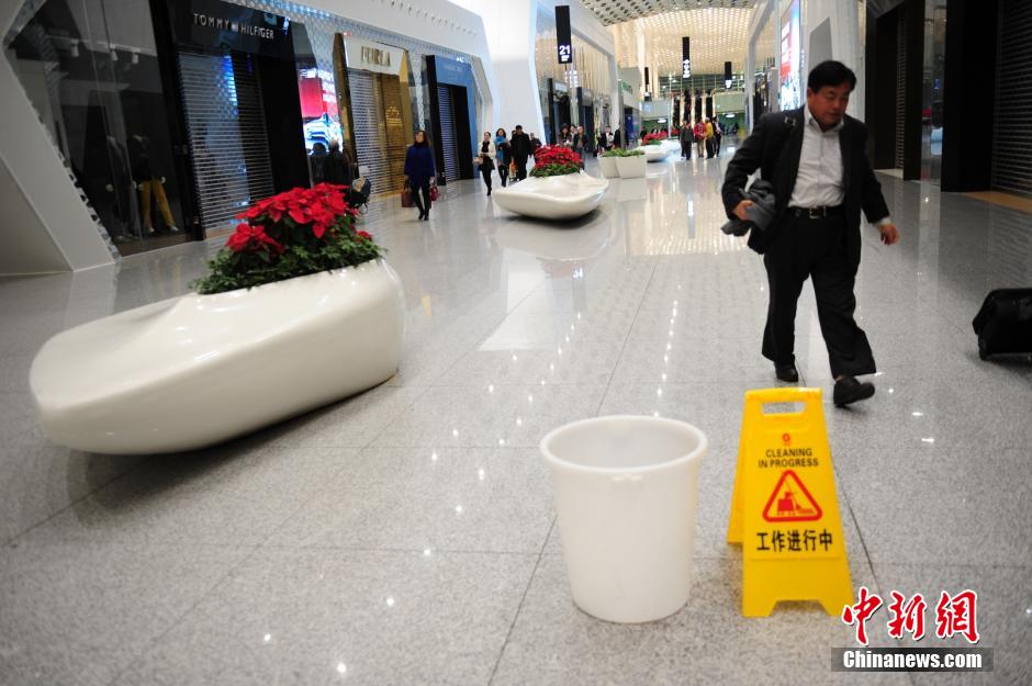 深圳機場新航廈漏雨遇尷尬