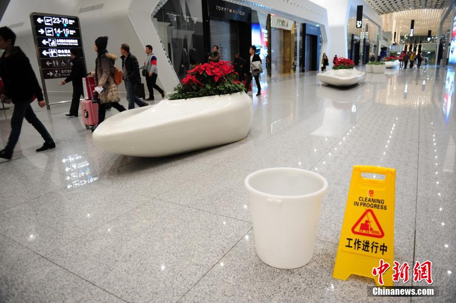 深圳機場新航廈漏雨遇尷尬