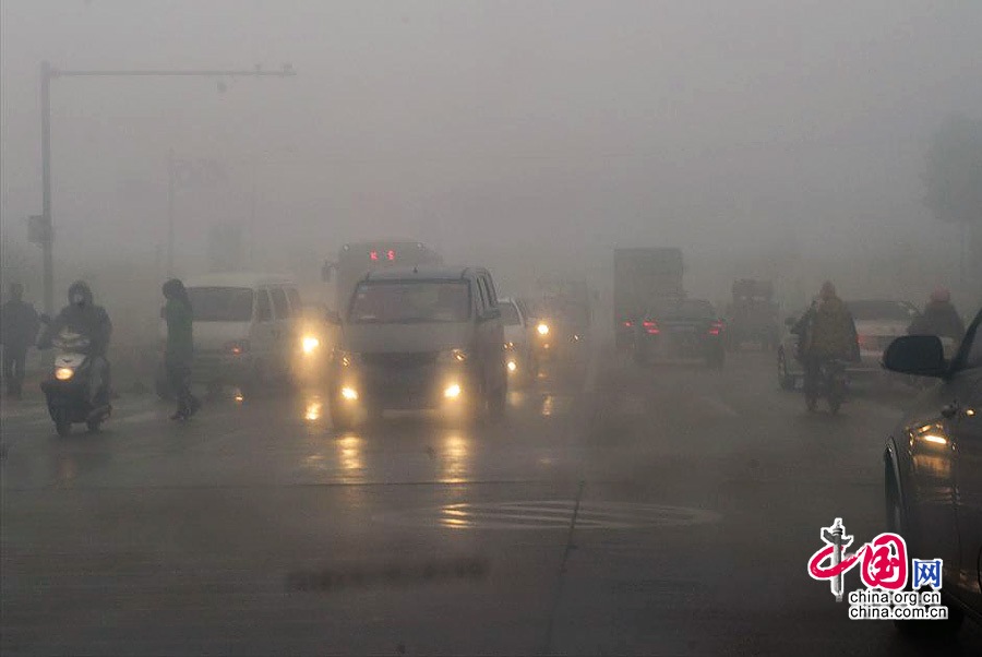2013年12月19日，在武义温泉路上车辆开着大灯缓慢行驶。