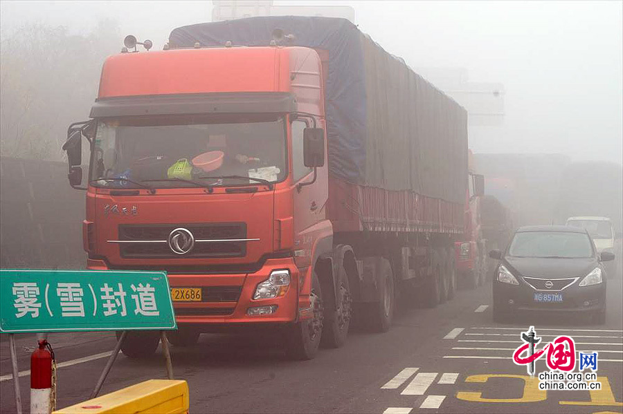 2013年12月19日，在金丽温高速公路武义入口处等待上路的车辆排起长队。