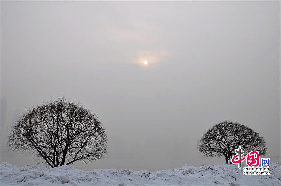 2013年12月19日，吉林省吉林市,雾霾笼罩松花江畔。