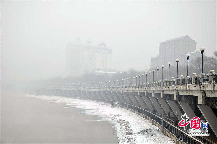 2013年12月19日，吉林省吉林市,雾霾笼罩松花江畔。