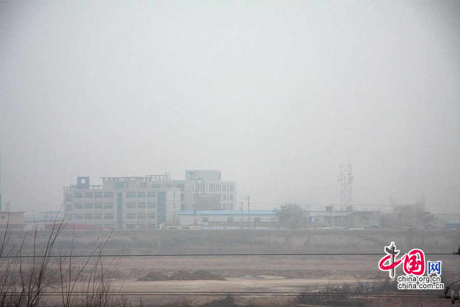 12月19日里，甘肃省天水市出现大雾天气，雾锁天水城，能见度相当低。
