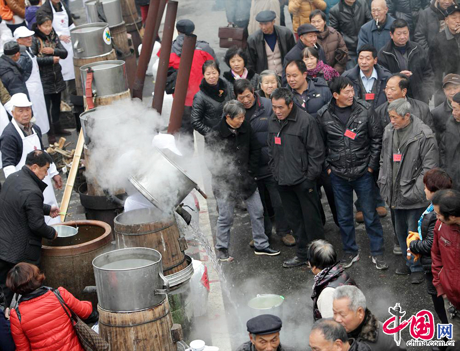 12月19日，浙江省诸暨市铜山镇新街，镇上近千家酿酒户的400余名酿酒师，在同一时间、同一地点，用传统酿造工艺酿制同山烧，创下“规模最大古法酿酒”基尼斯纪录。 中国网图片库 郭斌摄影