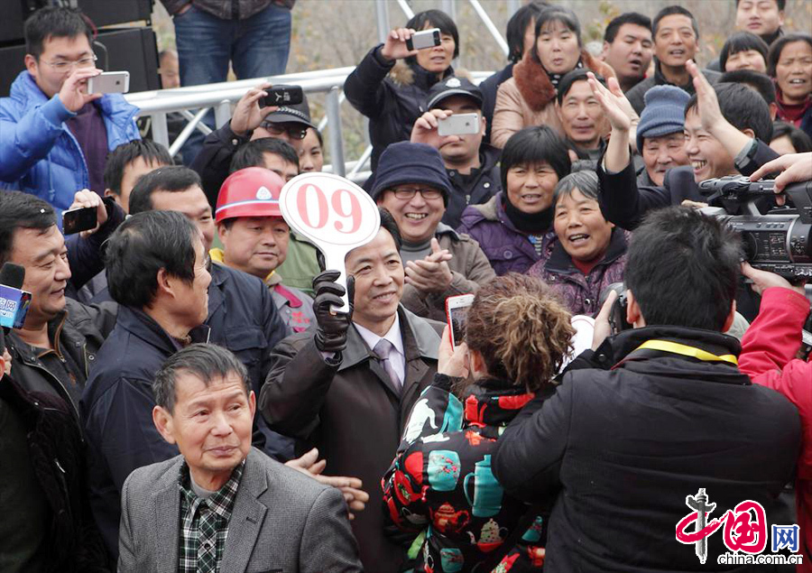  12月19日，浙江省诸暨市铜山镇新街，一位来自上海的先生以119.5万的天价拍下一坛50公斤的酒王。 中国网图片库 郭斌摄影