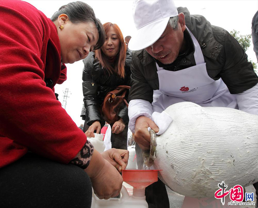  12月19日，浙江省诸暨市铜山镇新街，镇上多家酿酒户的400余名酿酒师，在同一时间、同一地点，用传统酿造工艺酿制同山烧，创下“规模最大古法酿酒”基尼斯纪录。 中国网图片库 郭斌摄影