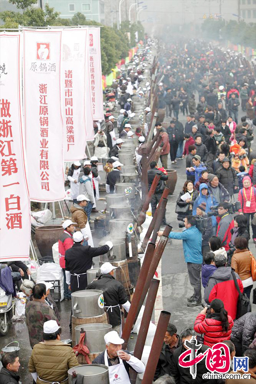  12月19日，浙江省诸暨市铜山镇新街，镇上多家酿酒户的400余名酿酒师，在同一时间、同一地点，用传统酿造工艺酿制同山烧，创下“规模最大古法酿酒”基尼斯纪录。 中国网图片库 郭斌摄影