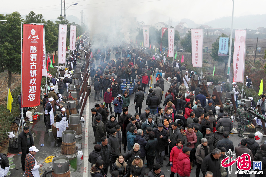  12月19日，浙江省诸暨市铜山镇新街，基尼斯总部工作人员授予在同一时间、同一地点，用传统酿造工艺酿制同山烧。 中国网图片库 郭斌摄影