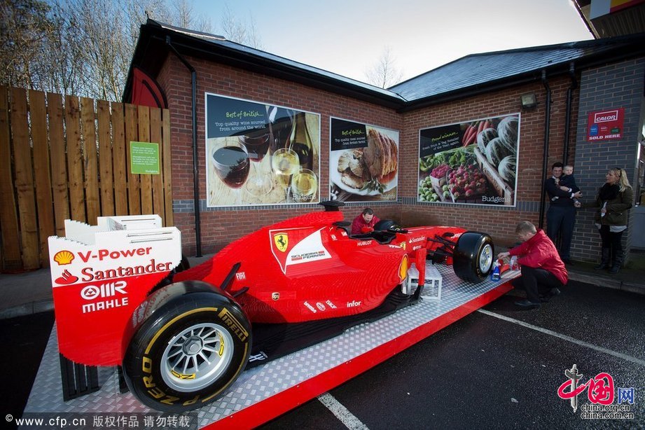 英國：20余萬塊樂高積木搭建超逼真F1賽車[組圖]
