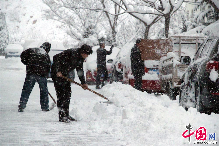 12月19日，山东威海普降大雪，局部暴雪。中国网图片库 宋永强 摄