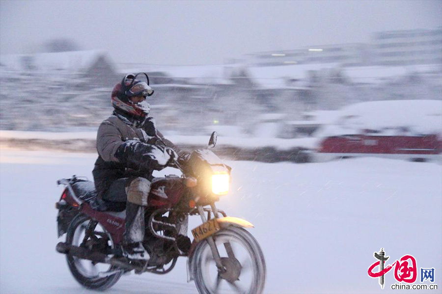 12月19日，山东威海普降大雪，局部暴雪。中国网图片库 宋永强 摄