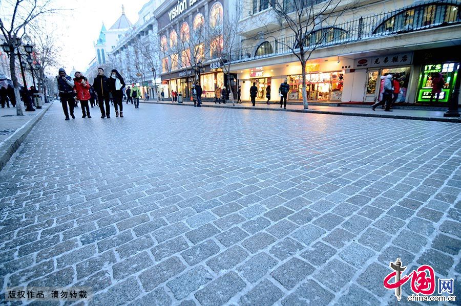 中央大街由方石磚（即俗稱的“麵包石”）鋪成，一百多年的石板路被磨的光滑閃亮。中國網圖片庫 王海濱/攝