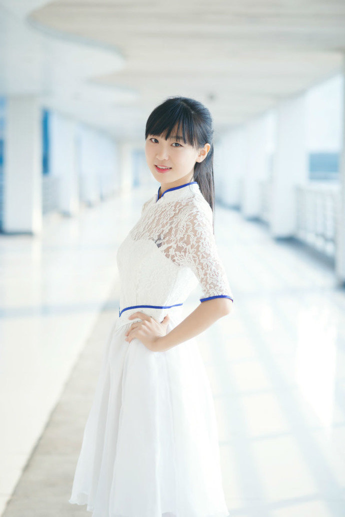 高清:浙大礼仪<em>美女</em>白裙飘 运动会颁奖撑<em>脸面</em>_