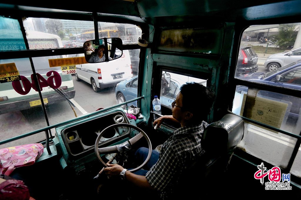 当地时间2013年12月19日，印尼雅加达，一名公交车司机遭遇堵车。