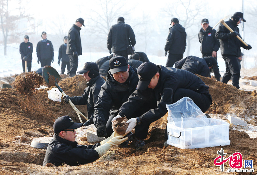 当地时间2013年12月20日，韩国国防部遗骸发掘鉴定小组在位于京畿道坡州市的墓地对中国军人的遗骸进行发掘。这些军人均在抗美援朝战争中阵亡。中韩两国本月初就归还遗骸一事达成协议。 图片来源：CFP