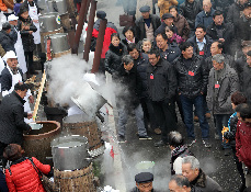 2013年12月19日，浙江省诸暨市同山镇上酒香四溢，首届同山烧酒文化节的重头戏——“同山烧千户开酿·基尼斯盛典”在该镇新街上隆重举行。镇上多家酿酒户的400余名酿酒师，在同一时间、同一地点，用传统酿造工艺酿制同山烧。  中国网图片库 郭斌摄影